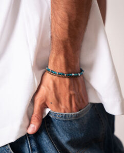 Combinación de reloj con pulseras de bolitas de colores en hombre