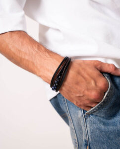 Combinación de reloj en hombre con varias pulseras que combinan cuero y caucho