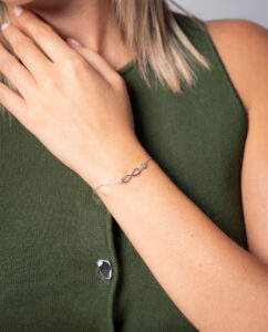 Combinación de reloj con una pulsera fina de plata para mujer