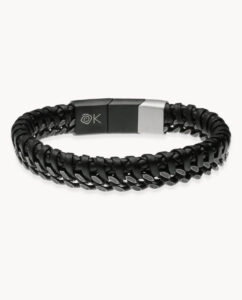 Combinación de reloj en hombre con una pulsera de cuero trenzada