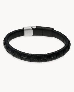 Combinación de reloj en hombre con una pulsera de cuero