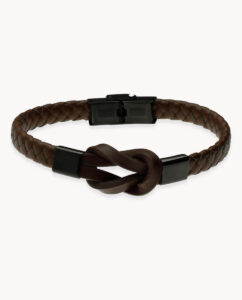 Combinación de reloj en hombre con una pulsera de cuero marron trenzada